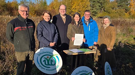 Ein breites Bündnis will in Niedersachsen die Schulwälder stärken und hat dafür eine Absichtserklärung unterschrieben.  / Foto: Christian Brahmann/dpa