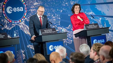 Esa-Chef Aschbacher präsentiert mit Ministerin Bär das Ergebnis der Konferenz.  / Foto: Sina Schuldt/dpa
