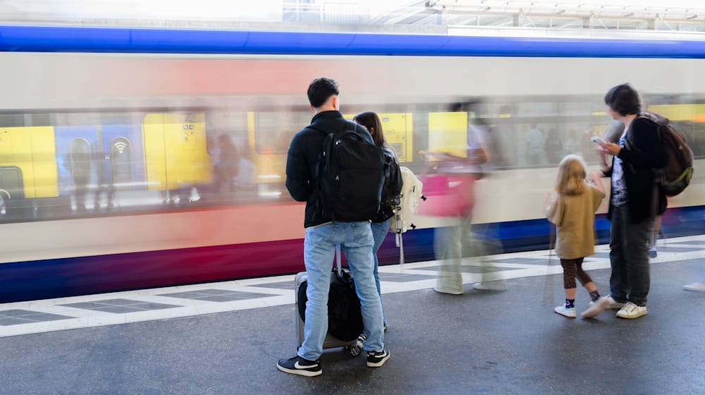 Immer mehr Menschen fahren in Niedersachsen mit Regionalzügen. (Archivbild) / Foto: Julian Stratenschulte/dpa