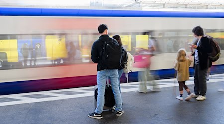 Immer mehr Menschen fahren in Niedersachsen mit Regionalzügen. (Archivbild) / Foto: Julian Stratenschulte/dpa