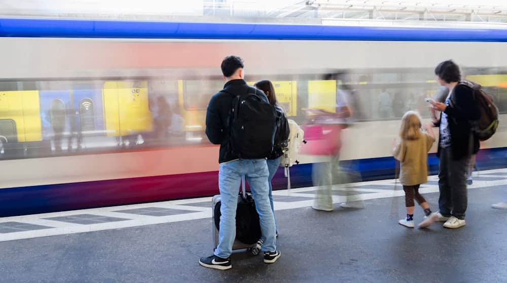 Immer mehr Menschen fahren in Niedersachsen mit Regionalzügen. (Archivbild) / Foto: Julian Stratenschulte/dpa
