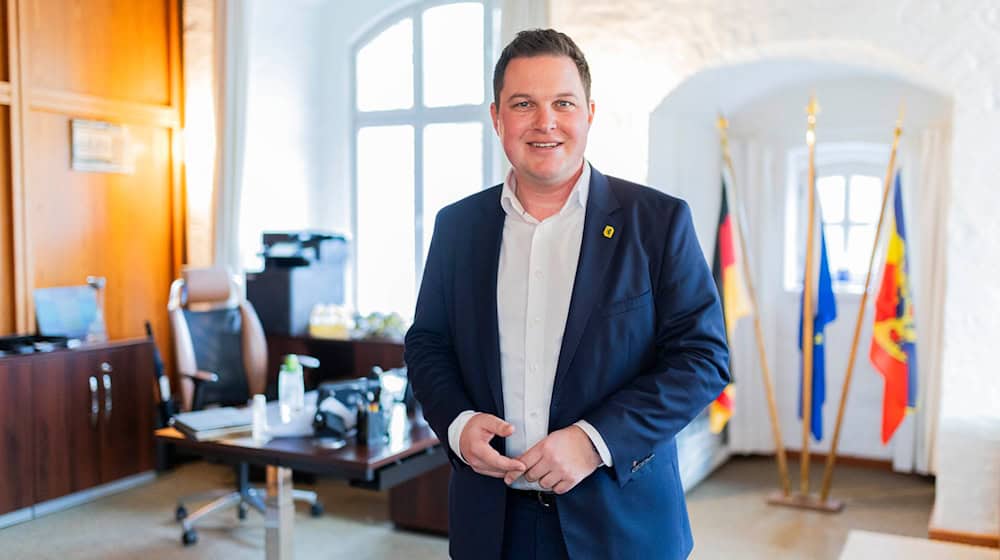 Philipp Raulfs (SPD) will als junger Landrat Haltung zeigen. (Archivbild)  / Foto: Michael Matthey/dpa