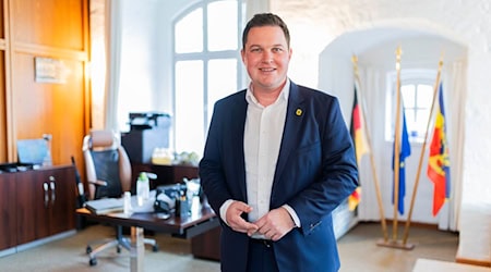 Philipp Raulfs (SPD) will als junger Landrat Haltung zeigen. (Archivbild)  / Foto: Michael Matthey/dpa