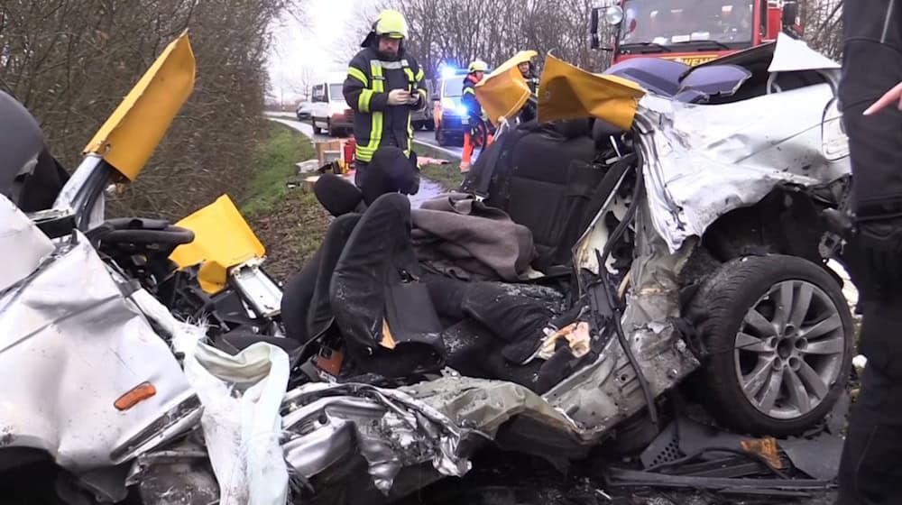 Alle drei Todesopfer saßen in dem Auto, das den Unfall verursacht haben soll. / Foto: Andre Hellwig/Nord-West-Media TV /dpa
