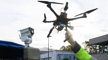 Drohnen im Blick: Der Verfassungsschutz zählt in diesem Jahr bereits Beobachtungen im unteren dreistelligen Bereich. (Symbolbild) / Foto: Julian Stratenschulte/dpa