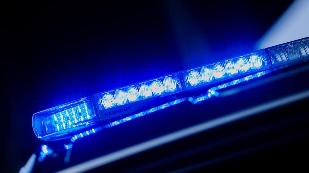 Die Beamten überprüften bei einer Verkehrskontrolle den 26 Jahre alten Fahrer des Transporters mit Anhänger. (Symbolbild) / Foto: Rolf Vennenbernd/dpa