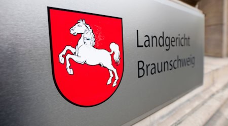 Ein 50-jähriger Mann soll seine Frau im Schlaf angezündet haben. Aus Sicht der Anklage ein Mord. (Archivbild)  / Foto: Michael Matthey/dpa-Pool/dpa