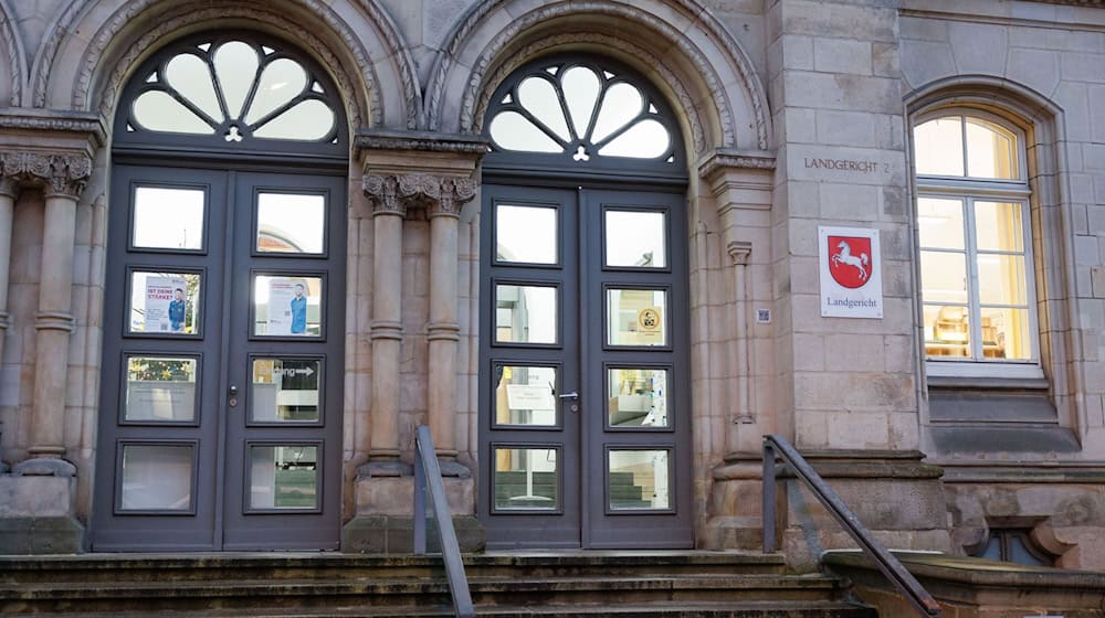 Wegen des schweren sexuellen Missbrauchs seiner eigenen Kinder hat das Landgericht Osnabrück einen 49 Jahre alten Mann zu einer langen Haftstrafe verurteilt. (Archivbild)  / Foto: Friso Gentsch/dpa