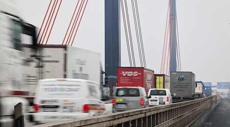 Während einer Vollsperrung des Hamburger Elbtunnels soll der überregionale Verkehr über die Norderelbbrücke ausweichen. (Archivbild) / Foto: Christian Charisius/dpa