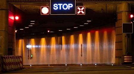 Eine Röhre des Tunnels ist derzeit gesperrt. (Symbolbild) / Foto: Jonas Walzberg/dpa
