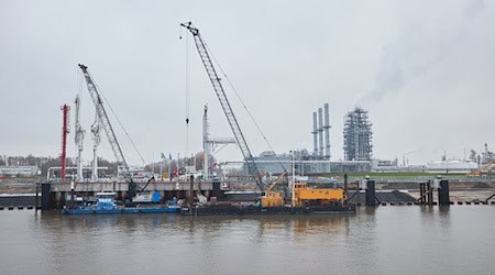 Die Baustelle für das Stader LNG-Terminal soll 2026 fertiggestellt werden. (Archivbild) / Foto: Georg Wendt/dpa