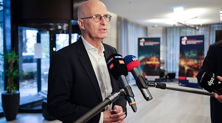 Tschentscher fordert, den Drogenkartellen das Handwerk zu legen.  / Foto: Christian Charisius/dpa