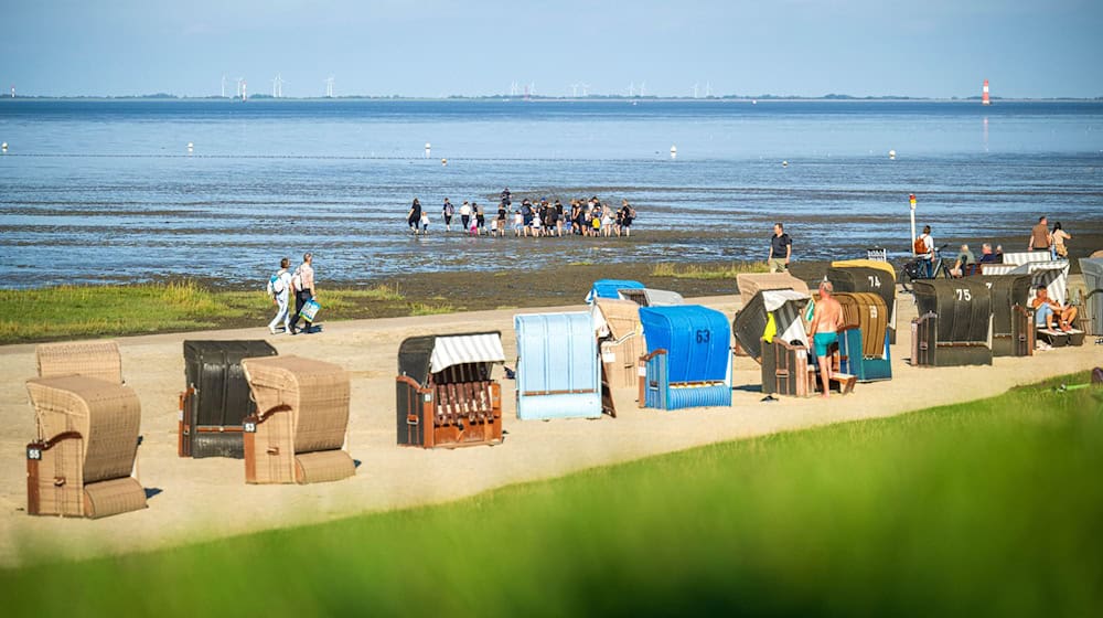 Mehr «Badewetter» an der Küste: Laut Industrie- und Handelskammern kann das für den Tourismus auch eine Chance im Klimawandel sein. (Archivbild) / Foto: Sina Schuldt/dpa