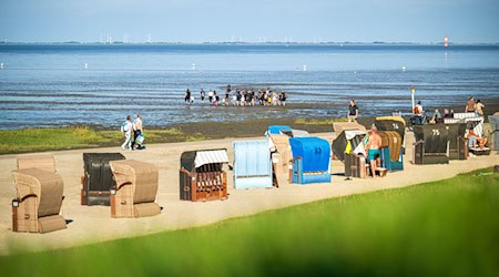 Mehr «Badewetter» an der Küste: Laut Industrie- und Handelskammern kann das für den Tourismus auch eine Chance im Klimawandel sein. (Archivbild) / Foto: Sina Schuldt/dpa