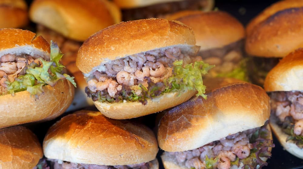 Die Preise für Nordseekrabben könnten bis Weihnachten sinken, sagt ein Experte. (Archivbild) / Foto: Marcus Brandt/dpa