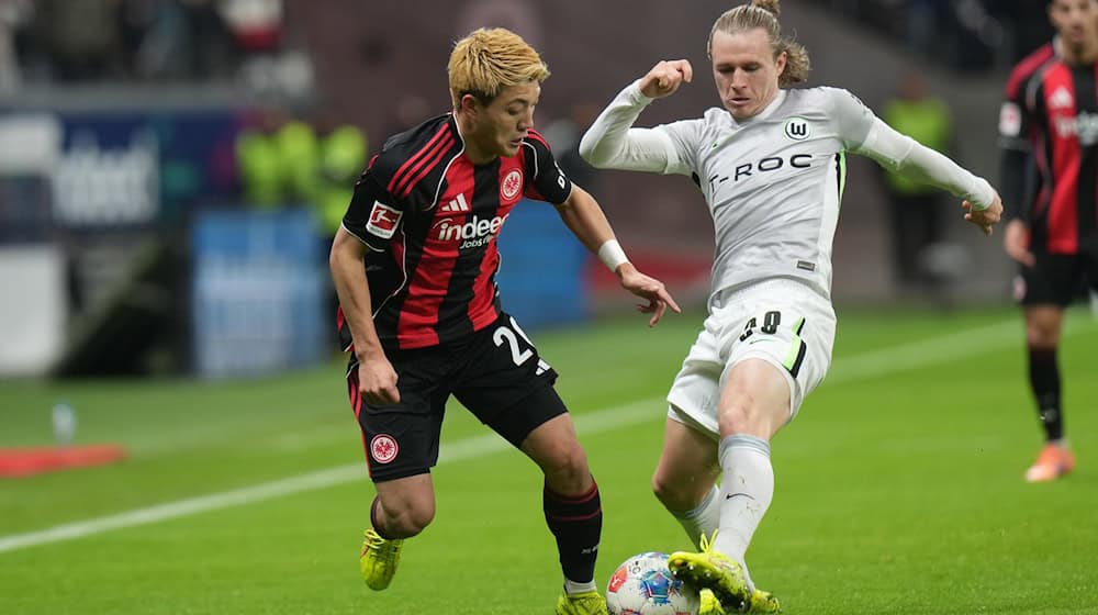 Lieferten sich eine umkämpfte Partie: Eintracht Frankfurt um Ritsu Doan (l) und der VfL Wolfsburg um Patrick Wimmer (r). / Foto: Thomas Frey/dpa