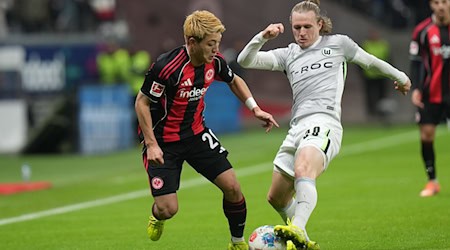 Lieferten sich eine umkämpfte Partie: Eintracht Frankfurt um Ritsu Doan (l) und der VfL Wolfsburg um Patrick Wimmer (r). / Foto: Thomas Frey/dpa