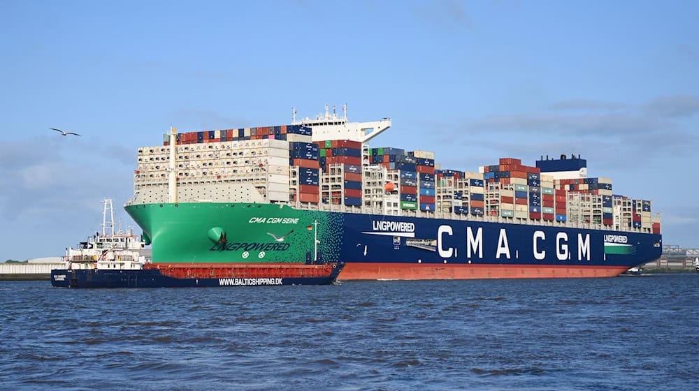 Die französische Reederei CMA CGM will künftig nicht nur mit ihren Schiffen in Hamburg präsent sein.  / Foto: David Hammersen/dpa