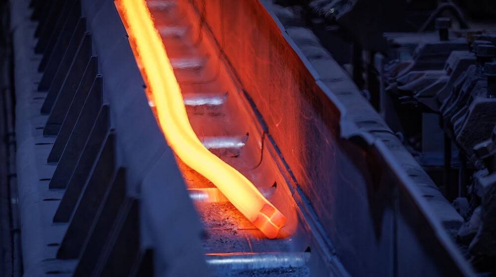 Mehr als 20 Millionen Euro hat der Stahlhersteller Georgsmarienhütte in eine neue Walzanlage investiert.  / Foto: Friso Gentsch/dpa