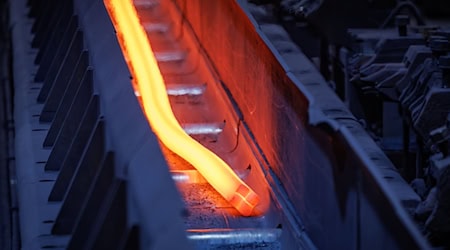 Mehr als 20 Millionen Euro hat der Stahlhersteller Georgsmarienhütte in eine neue Walzanlage investiert.  / Foto: Friso Gentsch/dpa