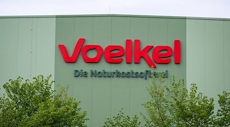 (K)ein Saftladen: Die Voelkel GmbH im niedersächsischen Höhbeck erzielte im vergangenen Jahr einen Umsatz von rund 140 Millionen Euro. (Archivbild) / Foto: Philipp Schulze/dpa