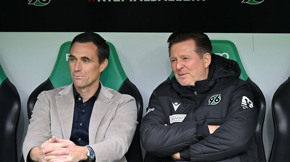 Sport-Geschäftsführer Marcus Mann (l.) und Trainer Christian Titz von Hannover 96.  / Foto: Swen Pförtner/dpa