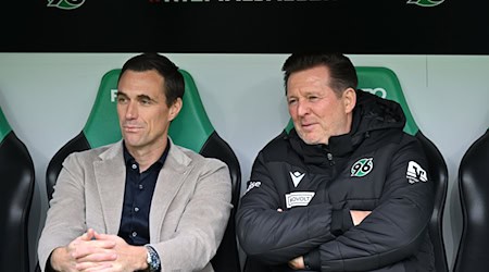 Sport-Geschäftsführer Marcus Mann (l.) und Trainer Christian Titz von Hannover 96.  / Foto: Swen Pförtner/dpa