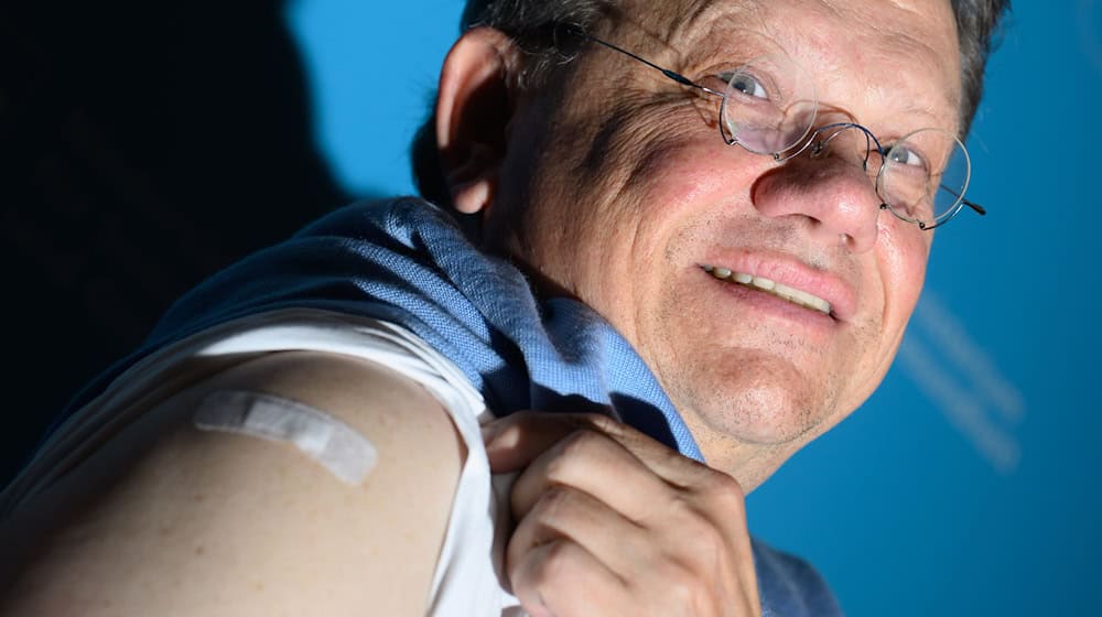 Mit gutem Beispiel voran: Gesundheitsminister Philippi lässt sich impfen. / Foto: Julian Stratenschulte/dpa