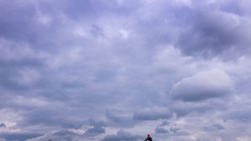 Das erste Adventswochenende zeigt sich überwiegend grau bei milden Temperaturen und gebietsweise Regen. (Symbolbild) / Foto: Jens Büttner/dpa