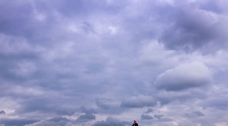 Das erste Adventswochenende zeigt sich überwiegend grau bei milden Temperaturen und gebietsweise Regen. (Symbolbild) / Foto: Jens Büttner/dpa
