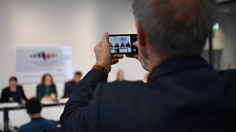 Die Details der Handyregeln sollen die Schulen in Niedersachsen und Hamburg selbst festlegen. / Foto: Shireen Broszies/dpa