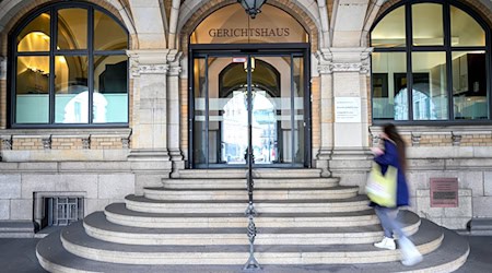 Nach den Feststellungen des Gerichts erstickten die beiden Verurteilten ihren Vermieter im April 2020 mit einer Plastiktüte. (Archivbild) / Foto: Sina Schuldt/dpa