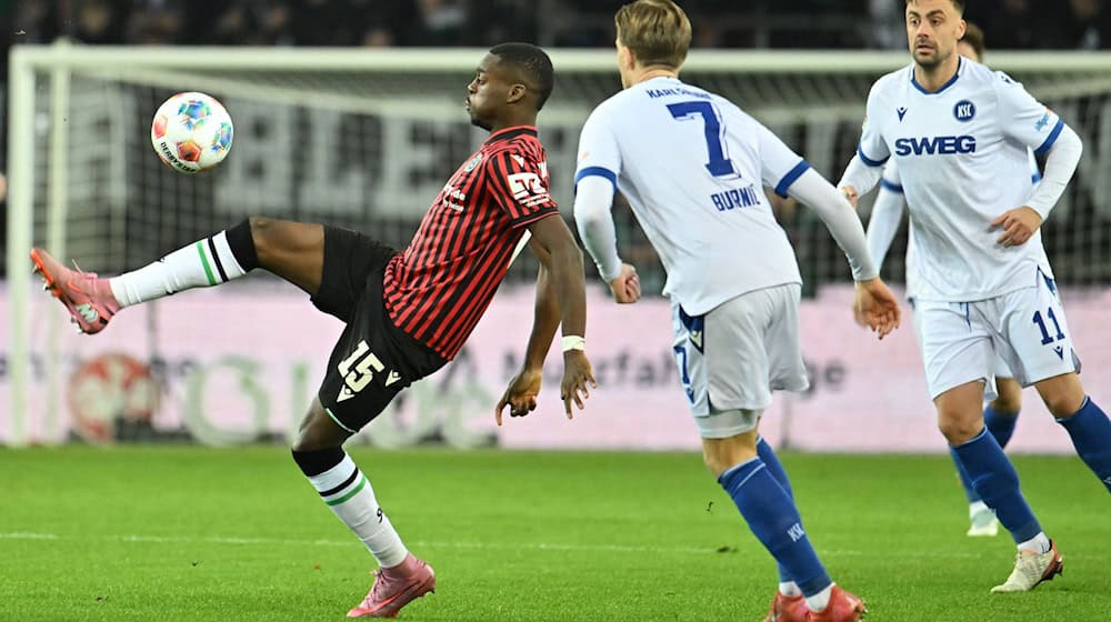 Mit zwei Assists einer der Stärksten bei Hannover 96: Noel Aseko (l) / Foto: Swen Pförtner/dpa