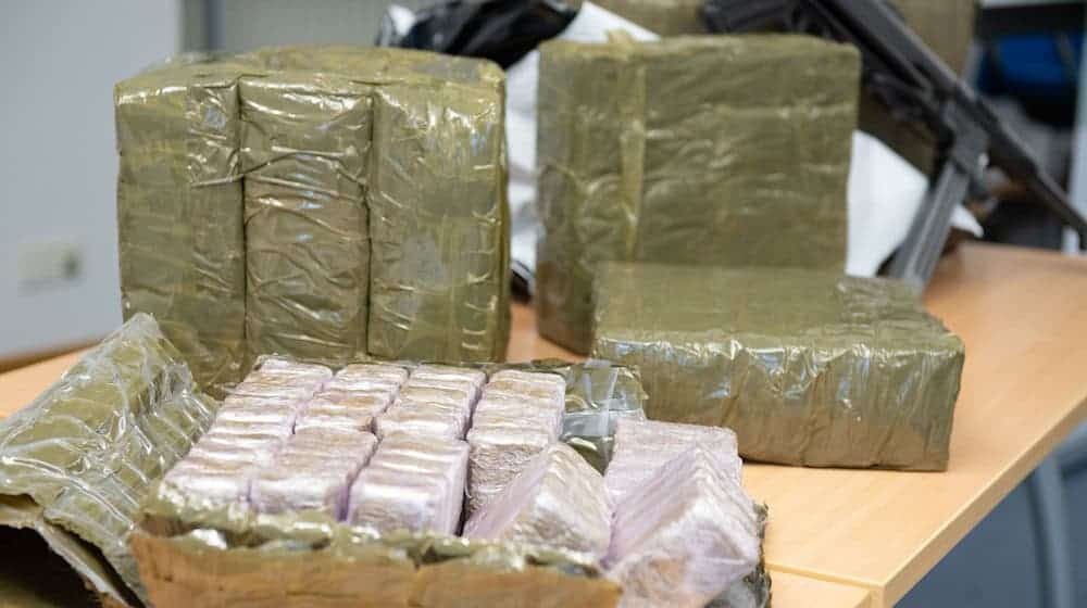 Im Kühlschrank eines mutmaßlichen Drogenschmugglers finden Zollbeamte Haschisch - getarnt als Dubai-Schokolade. (Symbolbild) / Foto: Timm Schamberger/dpa