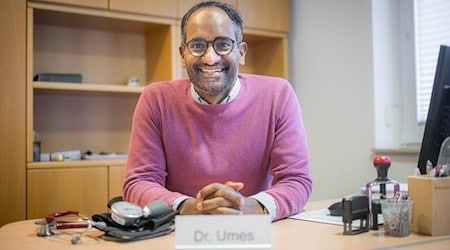 Von seinen Patienten lässt sich Umes Arunagirinathan einfach Dr. Umes nennen. / Foto: Sina Schuldt/dpa