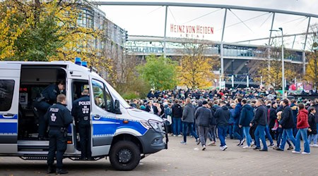 Polizeieinsatz vor dem Stadion in Hannover. / Foto: Moritz Frankenberg/dpa