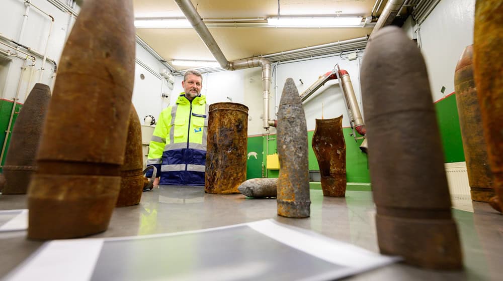 Ingo Schories, Leiter der Abteilung Vernichtung von Munition und Explosivstoffen bei der GEKA, steht neben verschiedenen Munitionstypen. / Foto: Philipp Schulze/dpa