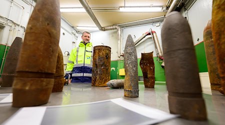 Ingo Schories, Leiter der Abteilung Vernichtung von Munition und Explosivstoffen bei der GEKA, steht neben verschiedenen Munitionstypen. / Foto: Philipp Schulze/dpa