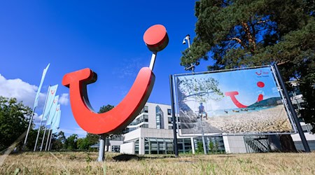Die TUI-Zentrale in Hannover verkündet gute Zahlen fürs Quartal. (Archivbild) / Foto: Julian Stratenschulte/dpa