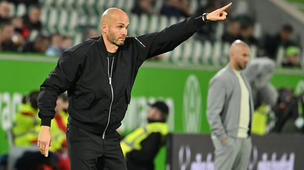 Wolfsburg-Trainer Paul Simonis. / Foto: Swen Pförtner/dpa