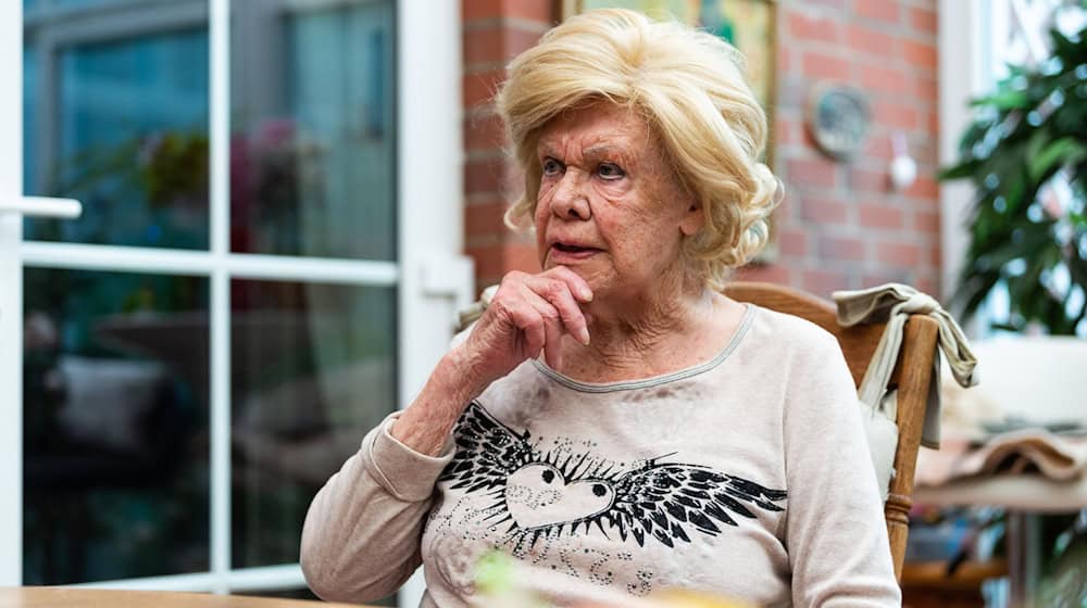 Die in der Lüneburger Heide lebende Schauspielerin kann nichts mehr sehen. (Archivbild) / Foto: Philipp Schulze/dpa