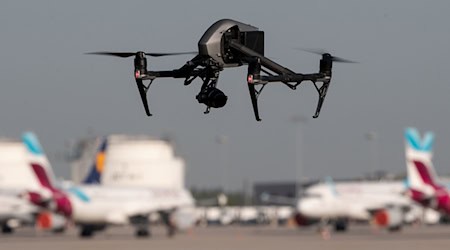 Drohnen in der Nähe von Flughäfen haben zuletzt immer wieder für Aufsehen gesorgt. (Symbolbild) / Foto: Marijan Murat/dpa