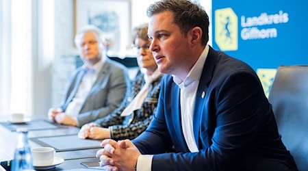 Mit erst 34 Jahren ist Philipp Raulfs (SPD) jüngster Landrat Niedersachsens.  / Foto: Michael Matthey/dpa