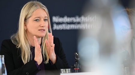 Niedersachsens Justizministerin Kathrin Wahlmann kündigt personelle Verstärkung im Kampf gegen Organisierte Kriminalität an. / Foto: Shireen Broszies/dpa