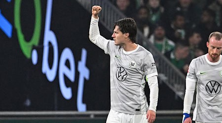 Brachte den VfL Wolfsburg in Front: Mattias Svanberg (l) / Foto: Carmen Jaspersen/dpa