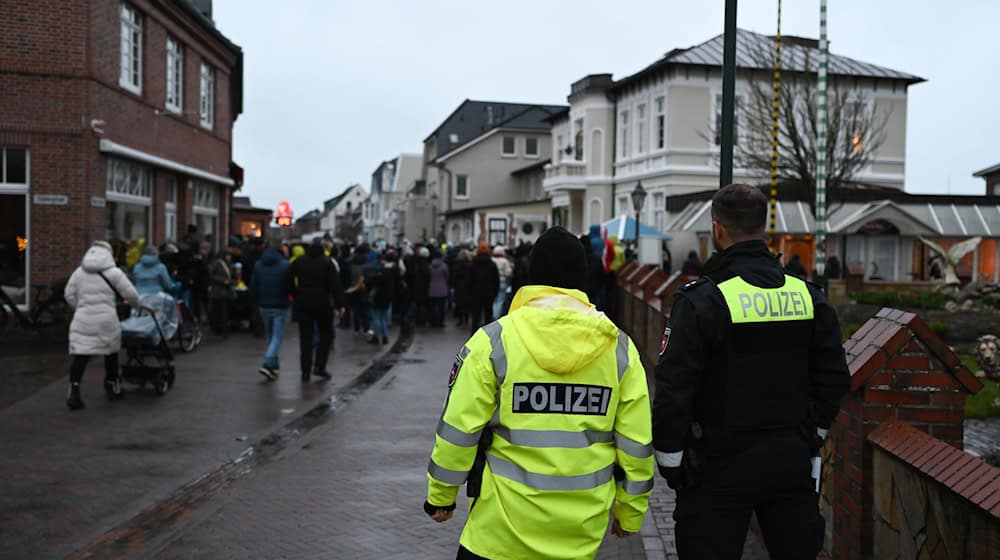 Im vergangenen Jahr hatte die Polizei das Klaasohm-Fest mit Unterstützung vom Festland abgesichert. (Archivbild)  / Foto: Lars Penning/dpa
