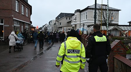 Im vergangenen Jahr hatte die Polizei das Klaasohm-Fest mit Unterstützung vom Festland abgesichert. (Archivbild)  / Foto: Lars Penning/dpa