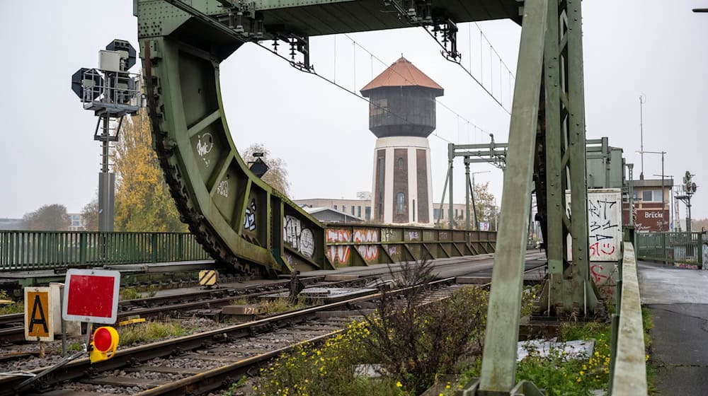 Die Eisenbahn-Klappbrücke ist rund 70 Jahre alt. / Foto: Sina Schuldt/dpa