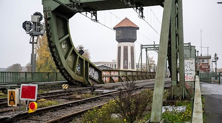 Die Eisenbahn-Klappbrücke ist rund 70 Jahre alt. / Foto: Sina Schuldt/dpa