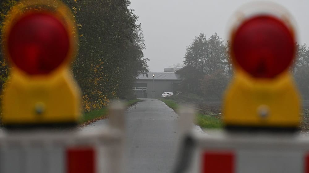 Rund um den Ausbruchsbetrieb gelten strenge Seuchenbekämpfungsmaßnahmen. (Archivbild) / Foto: Lars Penning/dpa